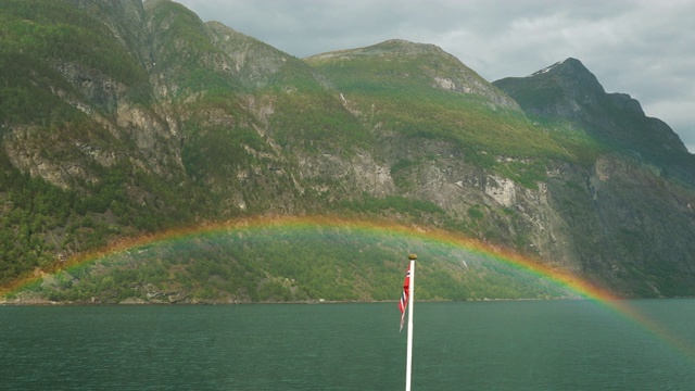 Sunnylvsfjorden,挪威。彩色彩虹在阳光湾峡湾的春天景观。从漂浮的旅游船渡船在夏天的一天。著名的挪威地标和受欢迎的目的地视频素材