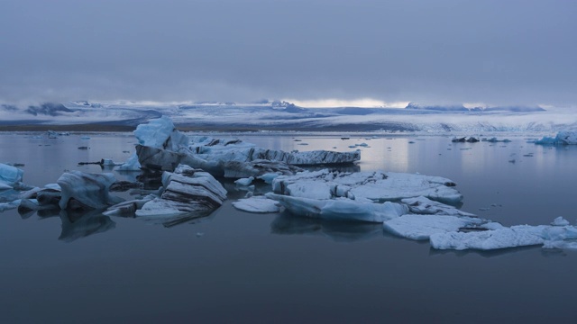 4K延时拍摄Jokulsarlon礁湖的冰山和戏剧性的云视频素材