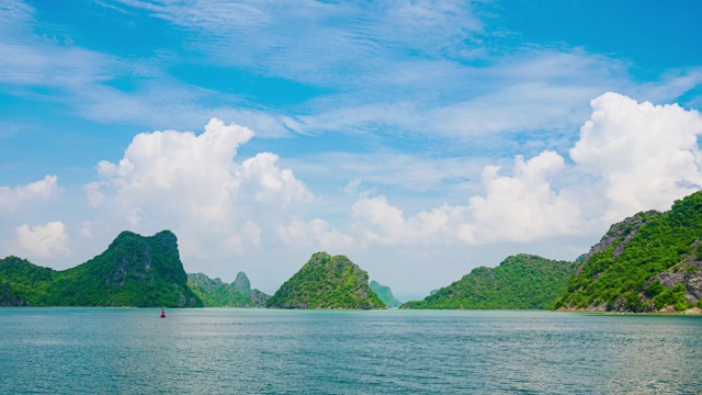 时光流逝:越南著名旅游胜地吉巴岛下龙湾。风景优美，蓝天白云，石灰岩山峰耸立于大海的地平线上。视频素材