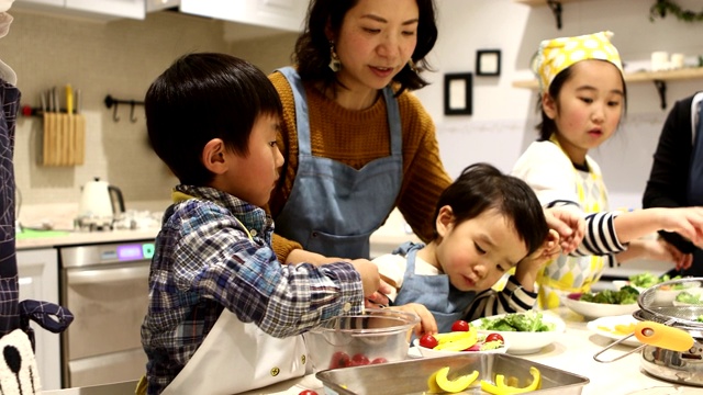 亲子烹饪课上，同学们在做沙拉视频素材