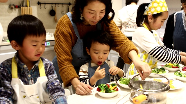 亲子烹饪课上，同学们在做沙拉视频素材