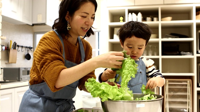 儿子帮妈妈做沙拉视频素材