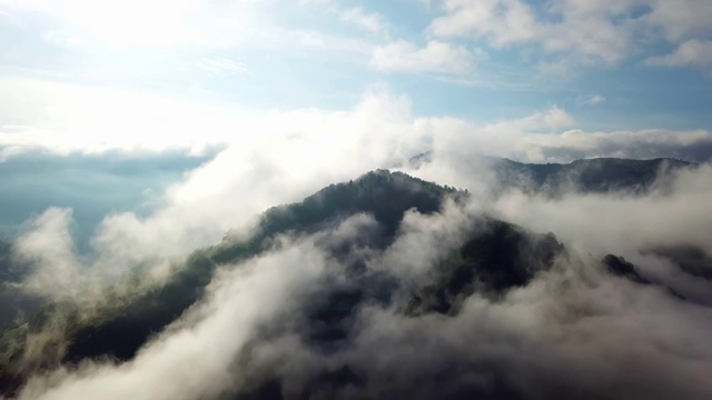 鸟瞰图的早晨雾在山区视频素材