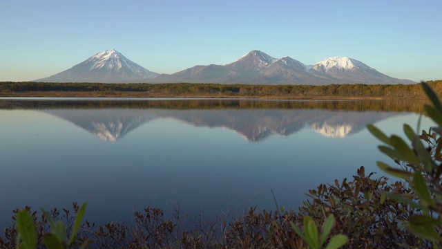 秋季全景山景观-火山，黄橙色森林和反射在山上的湖视频素材