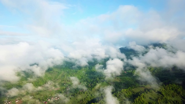 鸟瞰图的早晨雾在山区视频素材