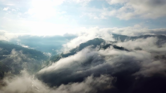 鸟瞰图的早晨雾在山区视频素材