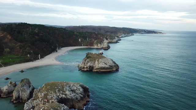 海景、沙滩、海岸线鸟瞰图视频素材