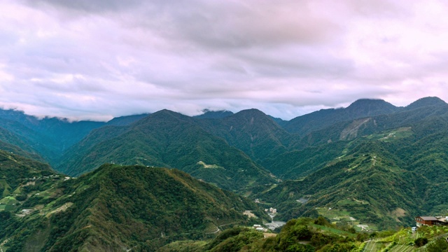 4K延时雾在山上和阳光透过云层在日出视频素材