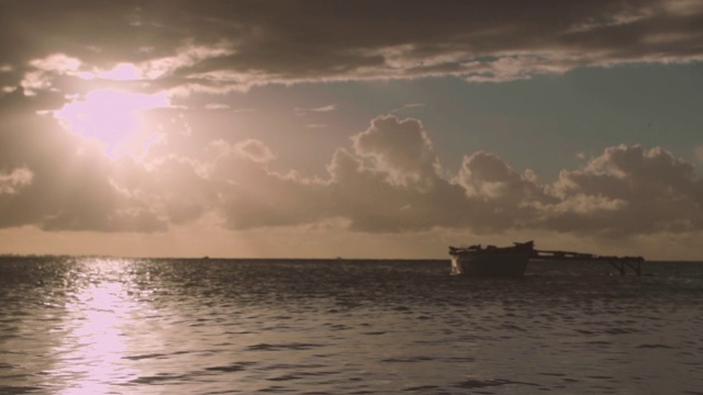 太平洋海面上的低空太阳。视频素材