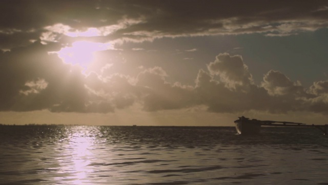 太平洋海面上的低空太阳。视频素材