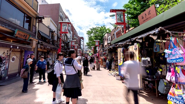 4K延时:日本东京浅草街附近的市场上挤满了行人。视频素材