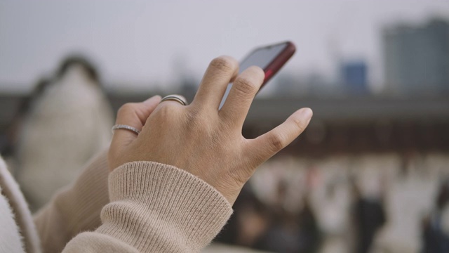 一名女子在寒假期间用智能手机给朋友发短信视频素材