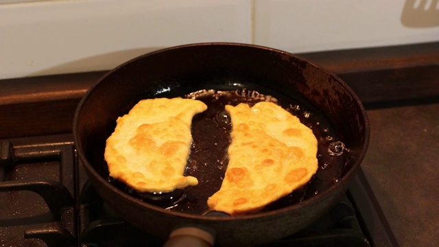 大饼是在平底锅里热油里煎的视频素材