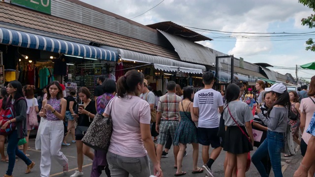 4K时间推移:游客在泰国曼谷著名的Chatuchak周末购物市场散步和购物。视频素材