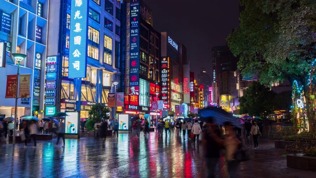 4k时间流逝:游客人群在南京路购物街的夜晚与反思，中国上海。视频素材