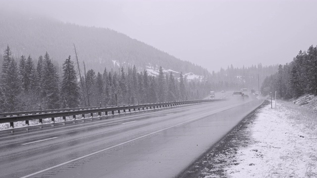 大雪中在科罗拉多州的高速公路上危险驾驶视频素材