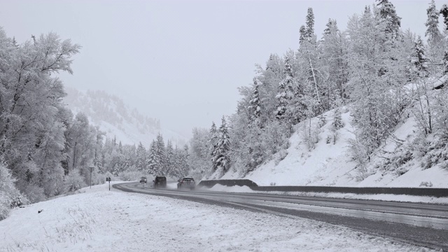 大雪中在科罗拉多州的高速公路上危险驾驶视频素材