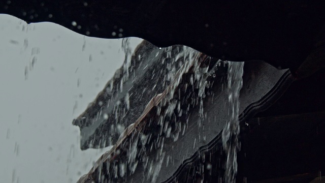 屋顶上的大雨视频素材