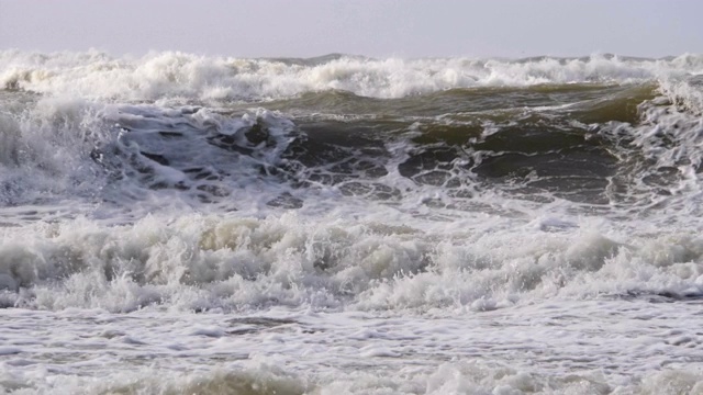 极其巨大的海浪冲击海岸，太平洋美丽的海浪。超级慢动作。暴风雨中的海浪。强烈的海洋热带飓风。全球变暖。恶劣天气气旋飓风风。视频素材