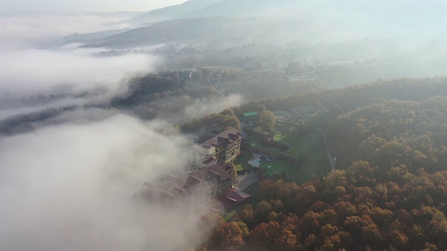 山顶用无人机拍云视频下载