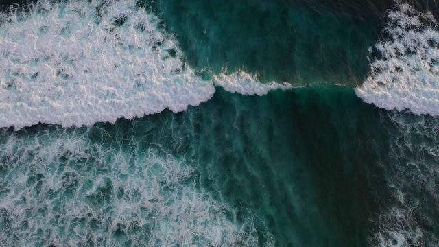 巨大的海浪冲击着珊瑚圈。从以上观点。视频素材