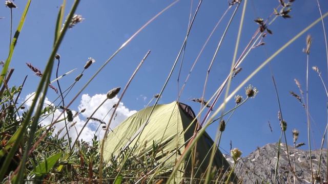 夏天山里的旅游帐篷。视频下载