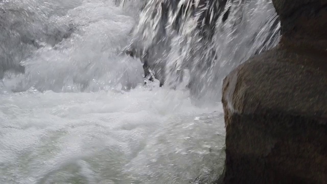 水流过岩石。森林河流溪流景观。湍急的河流与石头岩石视频素材