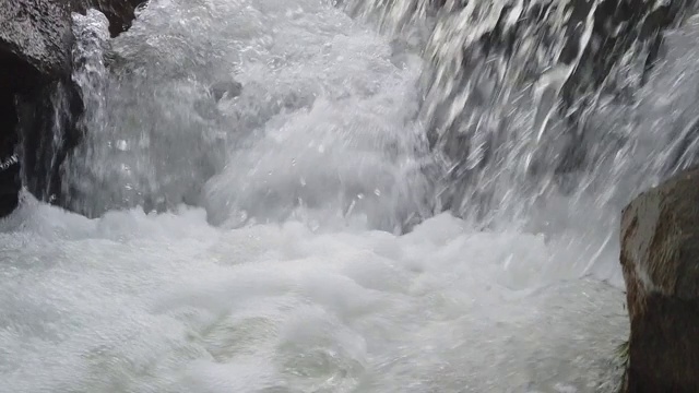 在湍急的河水中产生的水下气泡视频素材