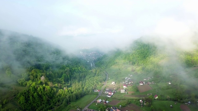 鸟瞰图的早晨雾在山区视频素材