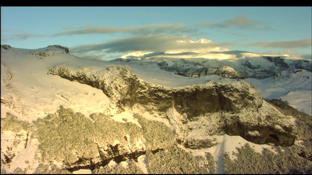 登山者徒步穿越巴塔哥尼亚崎岖的雪山顶。视频素材