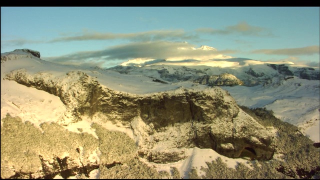 登山者徒步穿越巴塔哥尼亚崎岖的雪山顶。视频素材