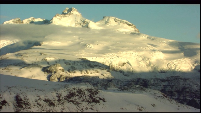 雪覆盖了巴塔哥尼亚的岩石山峰。视频素材