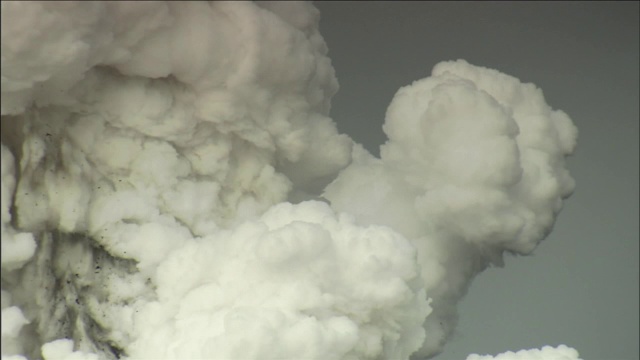 火山爆发后，蒸汽和浓烟滚滚直冲云霄。视频素材