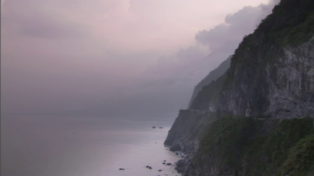 雾笼罩着崎岖的悬崖。视频素材