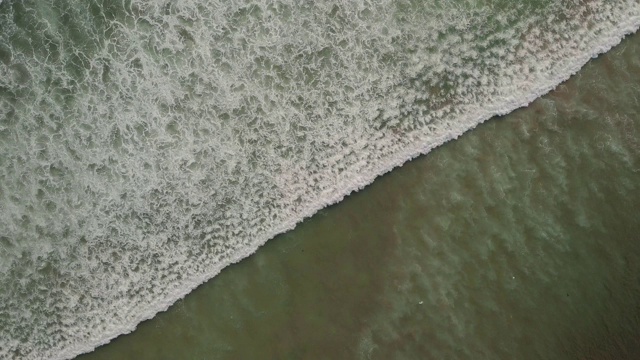 海浪拍打着巴厘岛的海滩视频素材