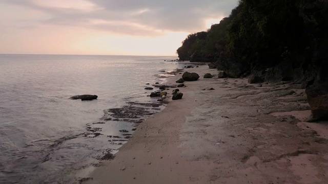 海浪拍打着巴厘岛的海滩视频素材