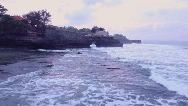 海浪拍打着巴厘岛的海滩视频素材