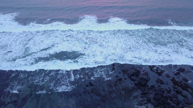 海浪拍打着巴厘岛的海滩视频素材