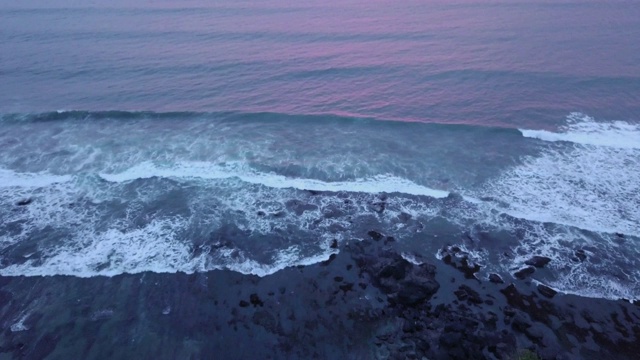 海浪拍打着巴厘岛的海滩视频素材