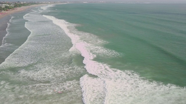 海浪拍打着巴厘岛的海滩视频素材