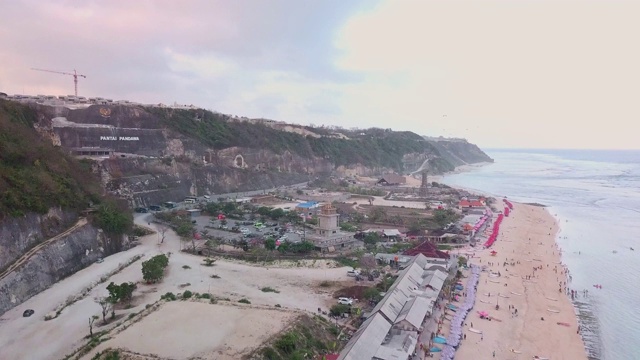 海浪拍打着巴厘岛的海滩视频素材