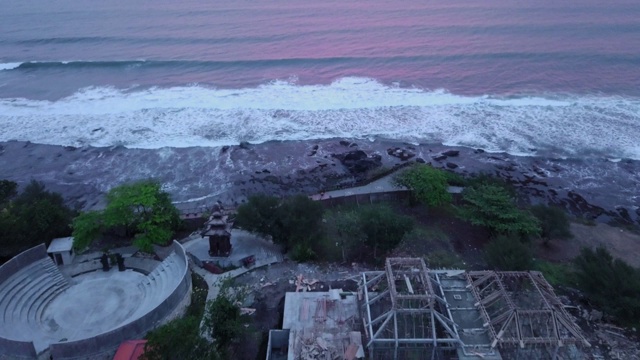 海浪拍打着巴厘岛的海滩视频素材