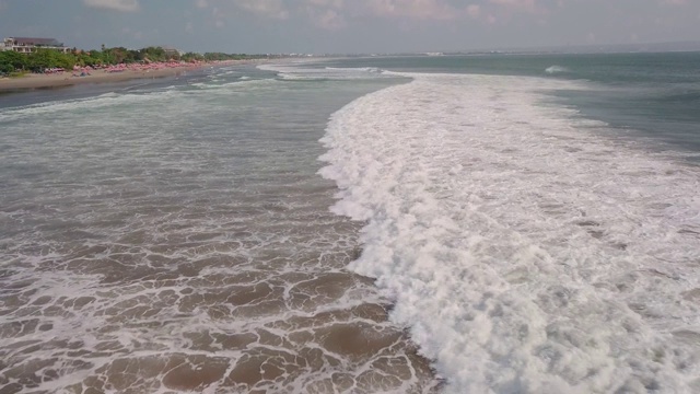 海浪拍打着巴厘岛的海滩视频素材