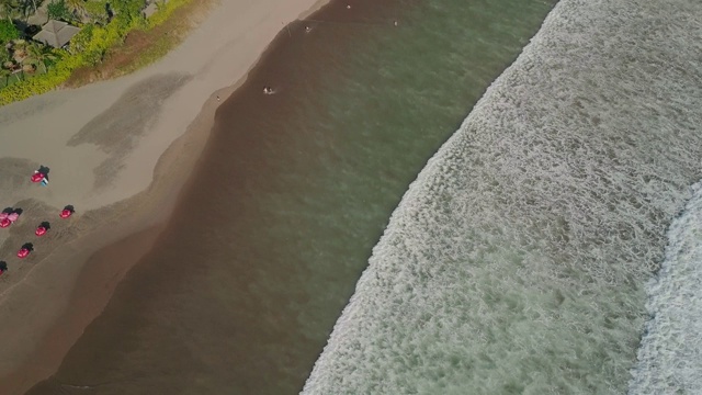 海浪拍打着巴厘岛的海滩视频素材