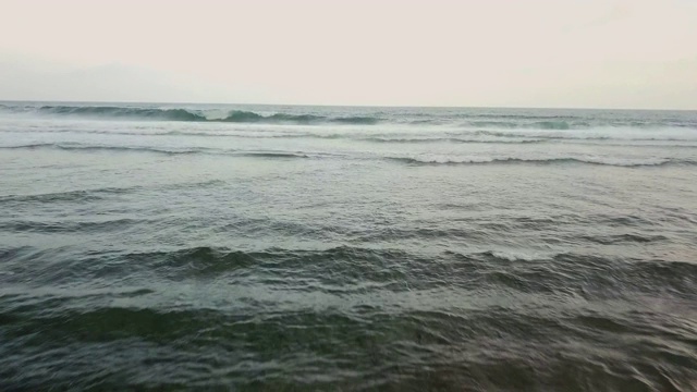 海浪拍打着巴厘岛的海滩视频素材