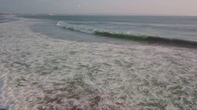 海浪拍打着巴厘岛的海滩视频素材