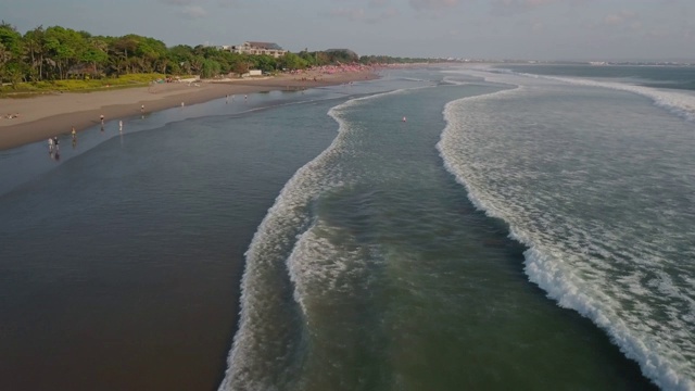 海浪拍打着巴厘岛的海滩视频素材