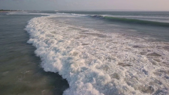 海浪拍打着巴厘岛的海滩视频素材