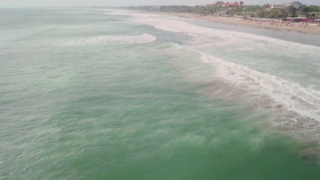 海浪拍打着巴厘岛的海滩视频素材