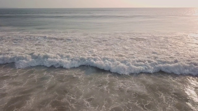 海浪拍打着巴厘岛的海滩视频素材